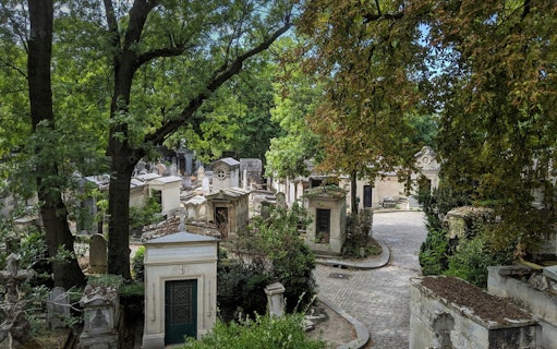 père lachaise cemetery small-group walking tour with wine and cheese tasting at local bar-3