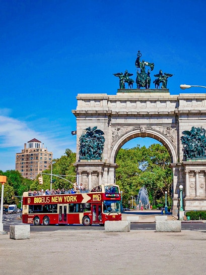 Open-top Big Bus New York passing under the Soldiers' and Sailors' Arch in Brooklyn.