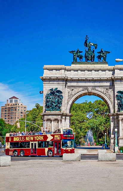 Open-top Big Bus New York passing under the Soldiers' and Sailors' Arch in Brooklyn.
