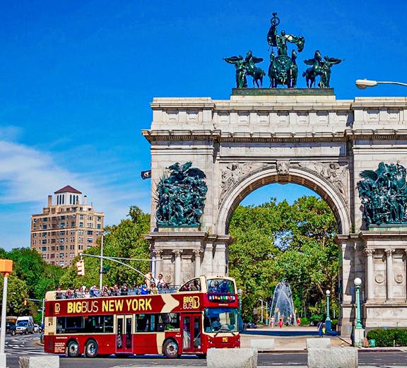 Open-top Big Bus New York passing under the Soldiers' and Sailors' Arch in Brooklyn.