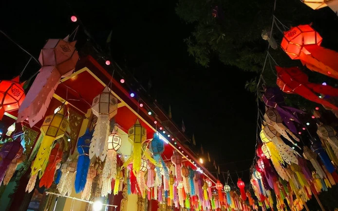 Chiang Mai Night Tuk-Tuk Tour: Temples and Night Market with Street-Food Tasting