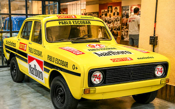 Medellín: Pablo Escobar History Tour with Family Museum Visit & Rooftop Site