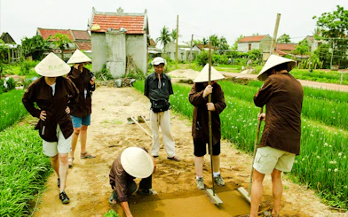 Hoi An Countryside Bicycle Tour with Tra Que Vegetable Village Farming Experience and Lunch