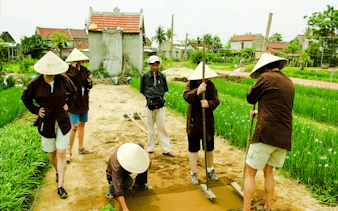 hoi an countryside bicycle tour with tra que vegetable village farming experience and lunch-5