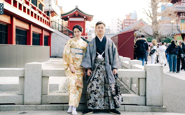 Couple in traditional attire posing at Kiyomizu Dera, Kyoto.