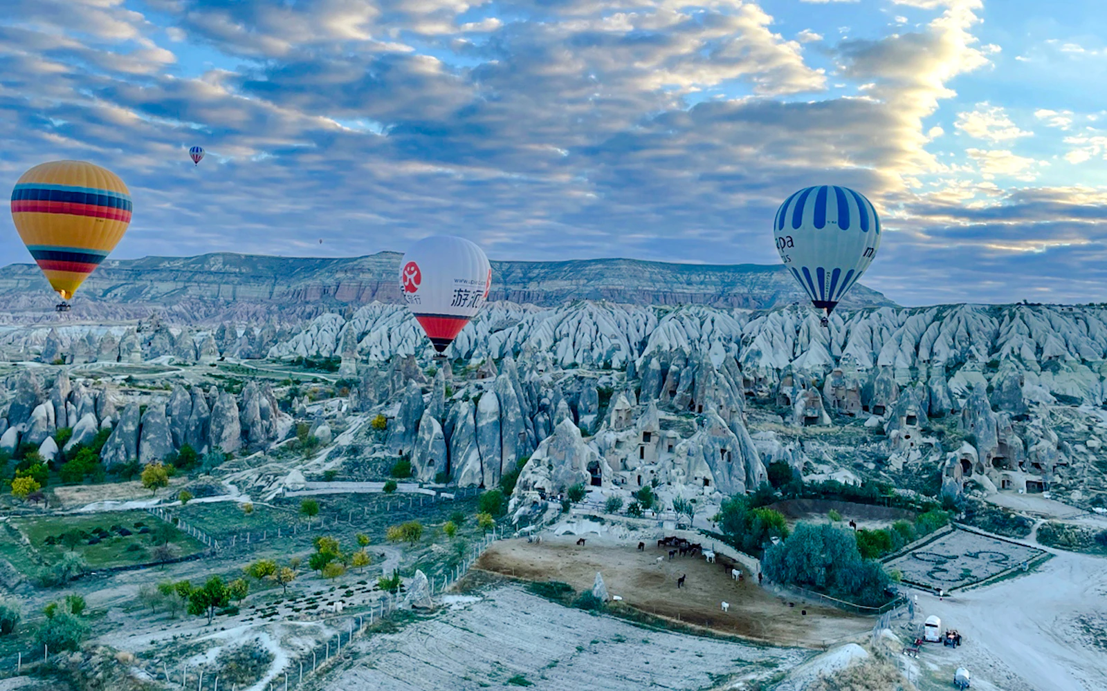 heißluftballonfahrt bei sonnenaufgang im ihlara-tal in kappadokien mit hoteltransfers-1