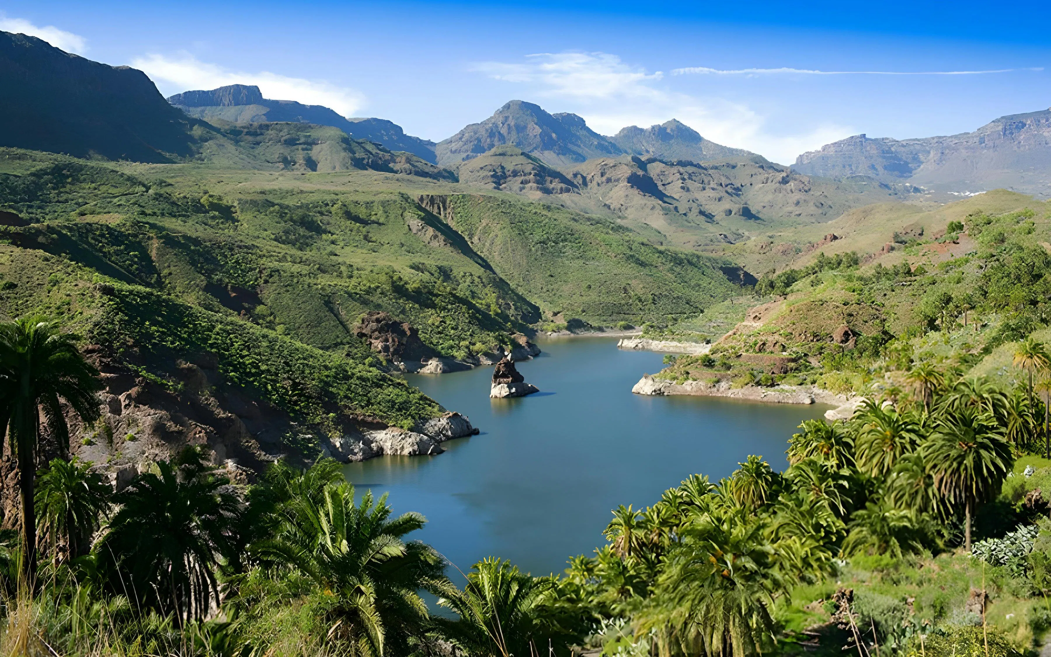 Embalse de Tirajana with palm trees and mountains, Gran Canaria, Canary Islands, Spain.