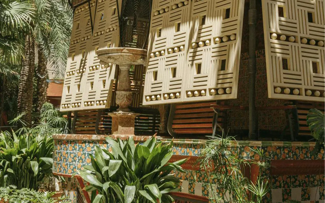 Casa Vicens garden with decorative tiles and lush greenery.