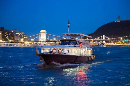 Elvecruise på nattestid i Budapest