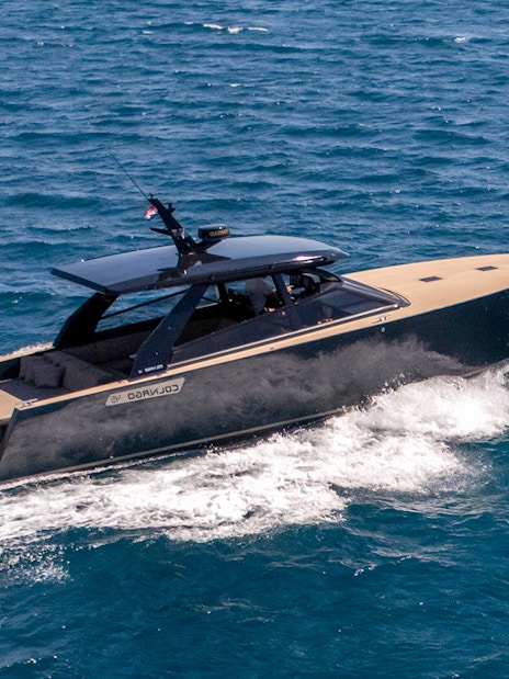 Speedboat cruising during Blue Lagoon, Golden Horn & Hvar tour.