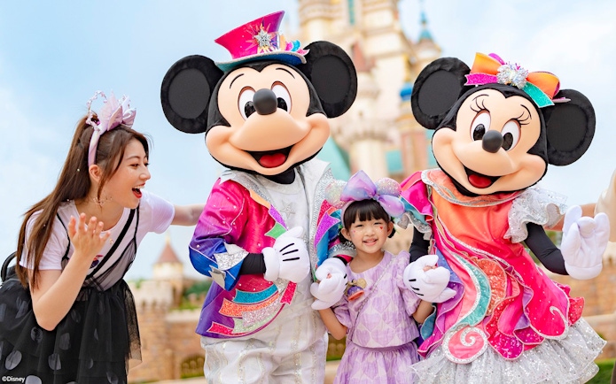 Children meeting Mickey and Minnie Mouse at Hong Kong Disneyland.
