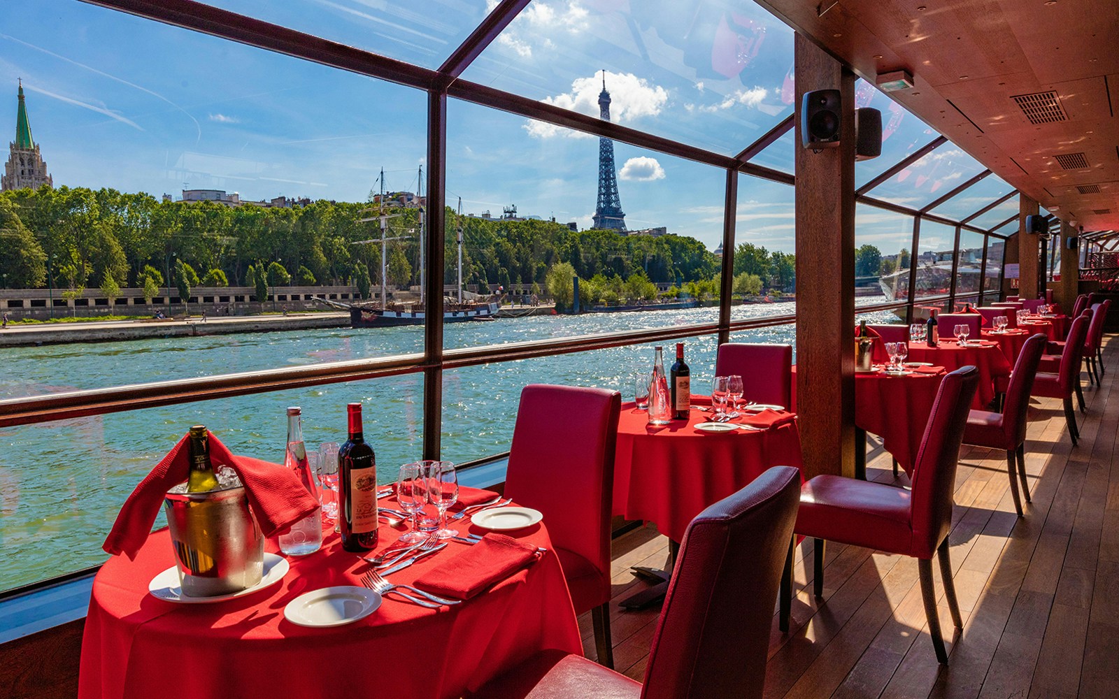 Seine River dinner cruise with live music on Bateaux Mouches, Paris.