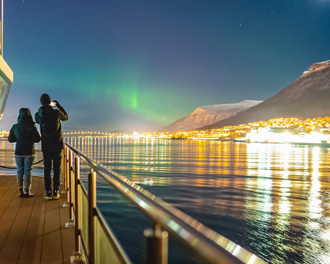 3.5-Hour Electric Northern Lights Guided Cruise with Light Meals