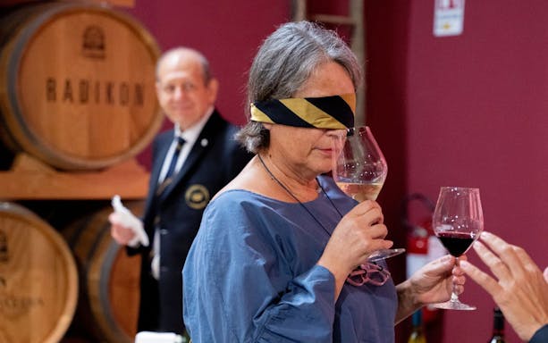tour a piedi enogastronomico a bologna con degustazione di vini guidata da un sommelier-4