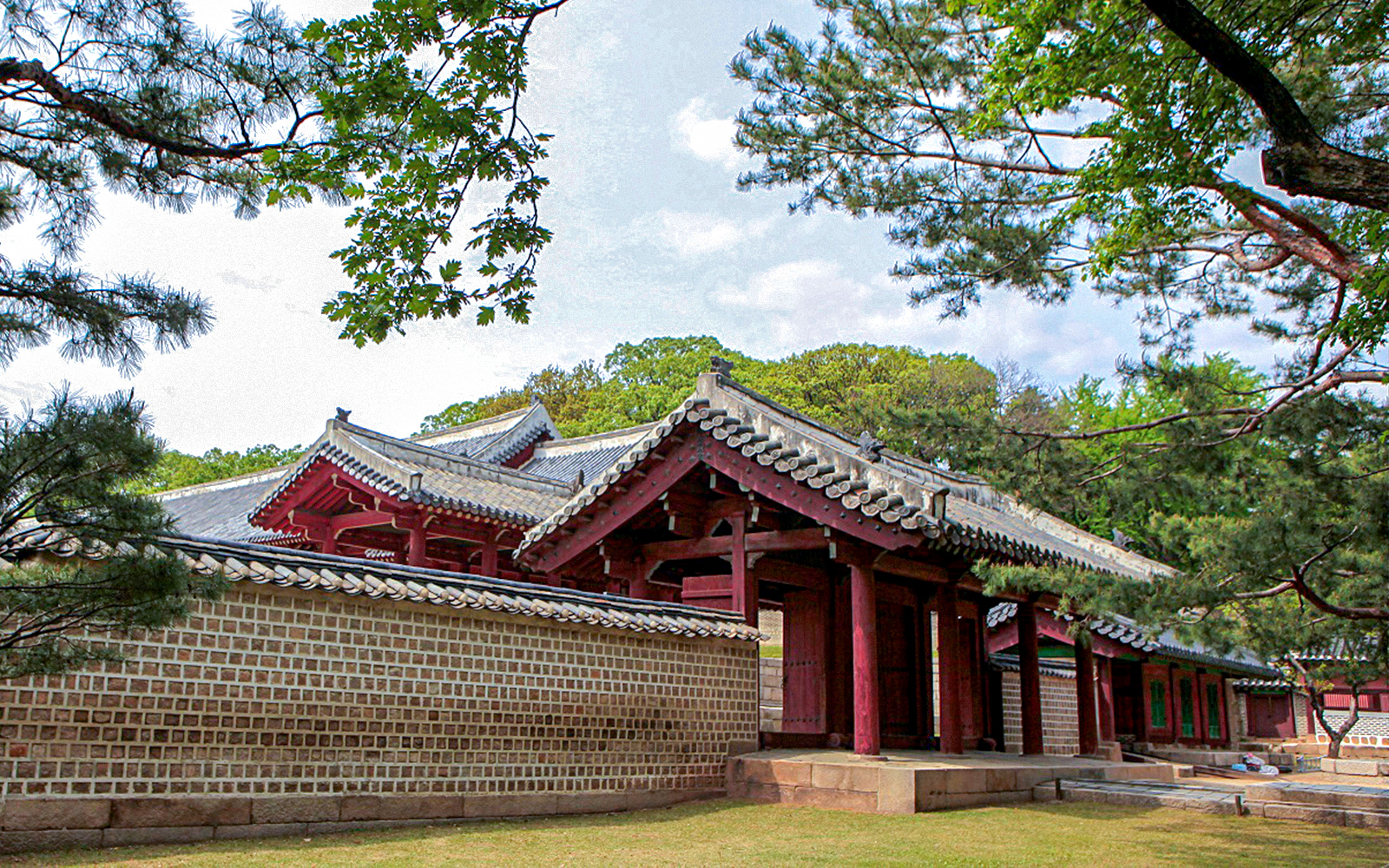 Traditional Korean architecture at a historic site in Dongdaemun, Seoul, on the Yellow Balloon City Bus tour.