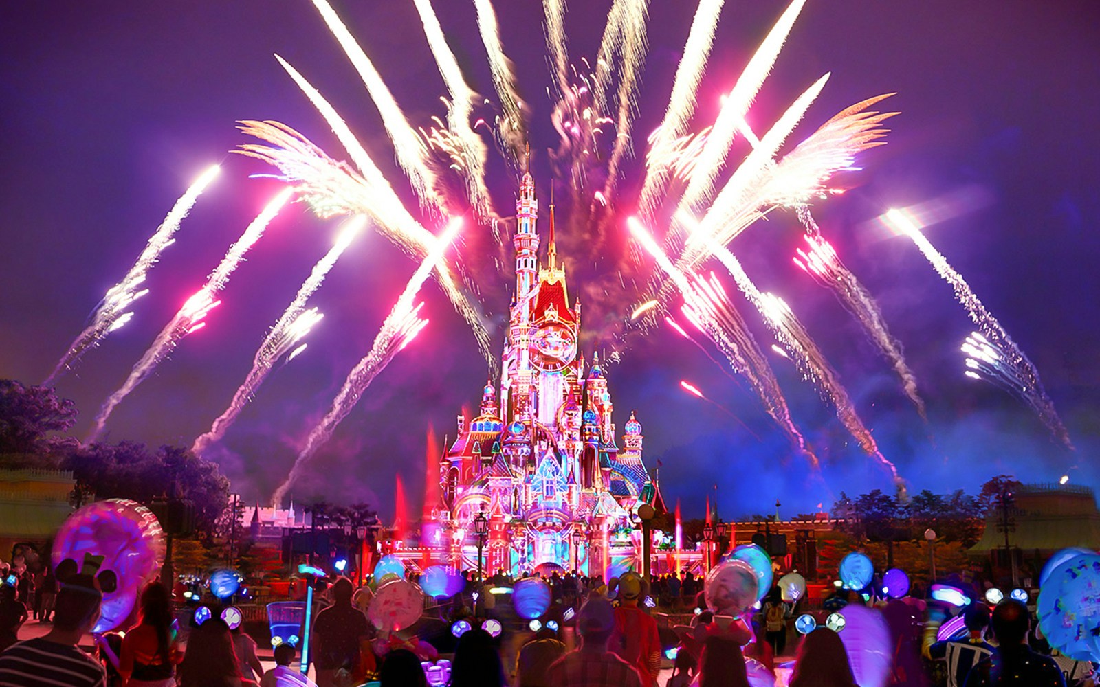 Tomorrowland Skyline Lounge