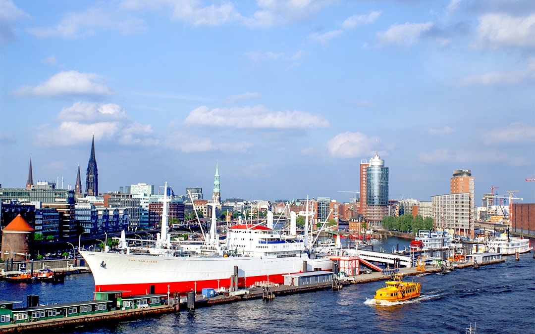 https://cdn-imgix.headout.com/media/images/9238961b41aef617bca5e7c6fe4bd2ec-Hamburg%20Harbor.jpg