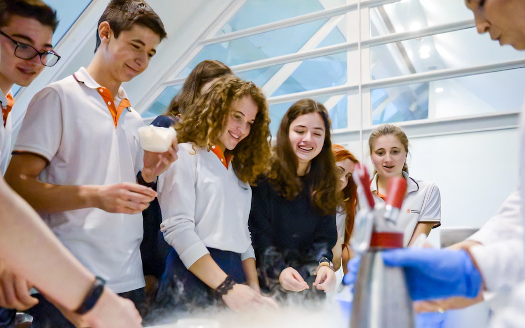 Visitors engaging in a science experiment at Príncep Felipe Science Museum.