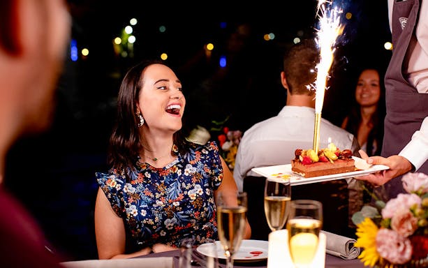 Guests enjoying a festive dessert on a Paris New Year’s Eve 2025 cruise by Bateaux Parisiens.