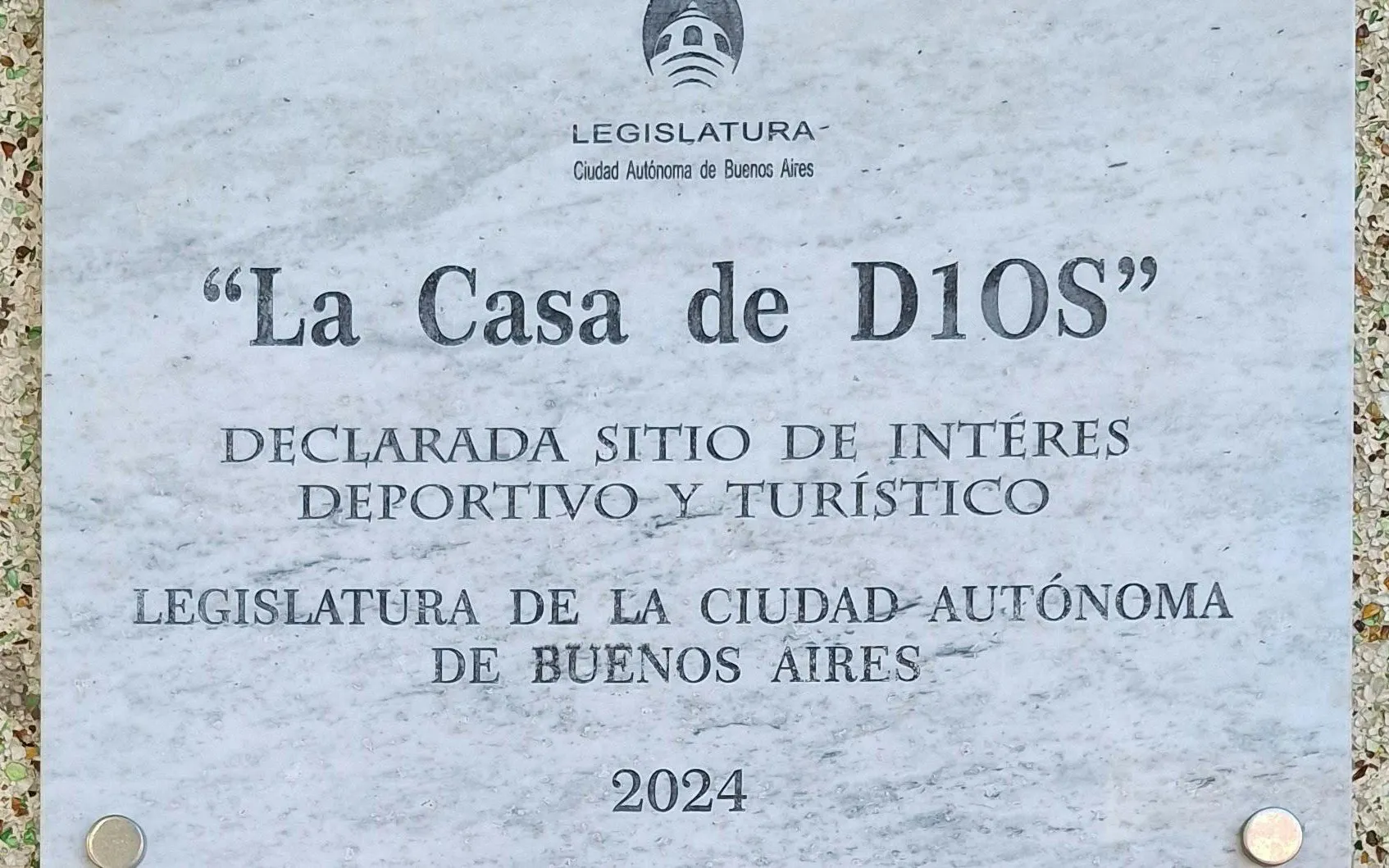 Plaque at La Casa de D10S, Buenos Aires, marking it as a sports and tourist site.