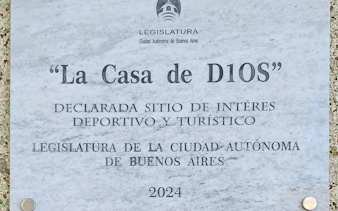 Plaque at La Casa de D10S, Buenos Aires, marking it as a sports and tourist site.