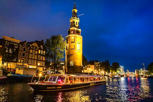 Ámsterdam: Crucero vespertino de 90 minutos de Happy Holidays en barco climatizado con bebida caliente y tarta de mantequilla