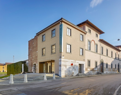 Opera del Duomo Museum exterior in Pisa with Leaning Tower visible nearby.