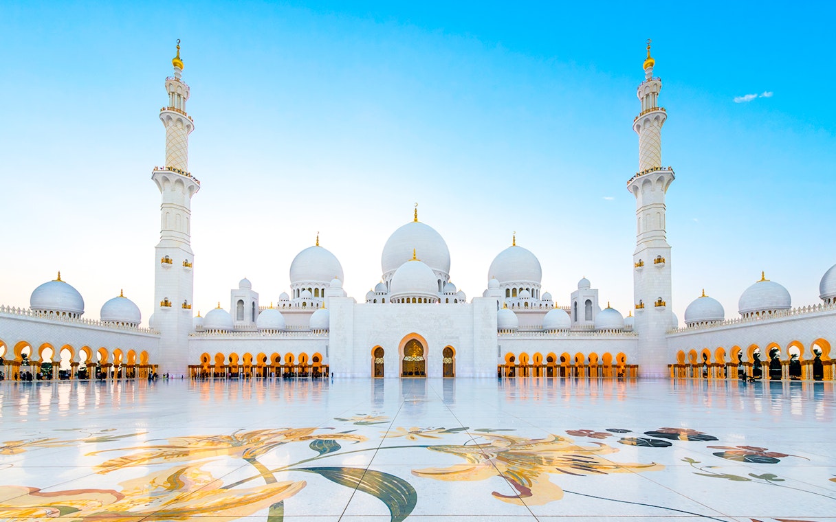 Interior courtyard of Sheikh Zayed Grand Mosque, Abu Dhabi, with domes and minarets.