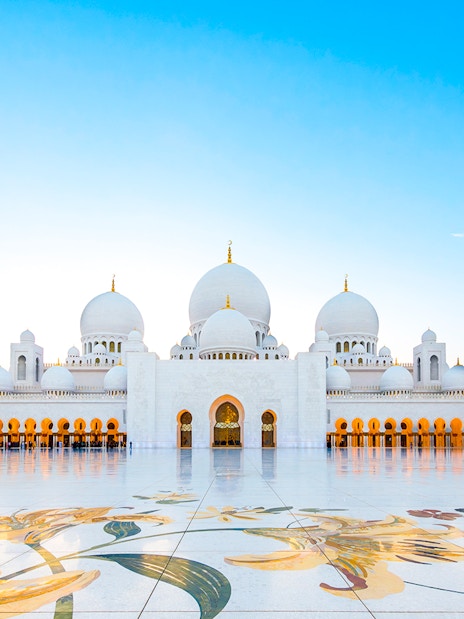 Interior courtyard of Sheikh Zayed Grand Mosque, Abu Dhabi, with domes and minarets.