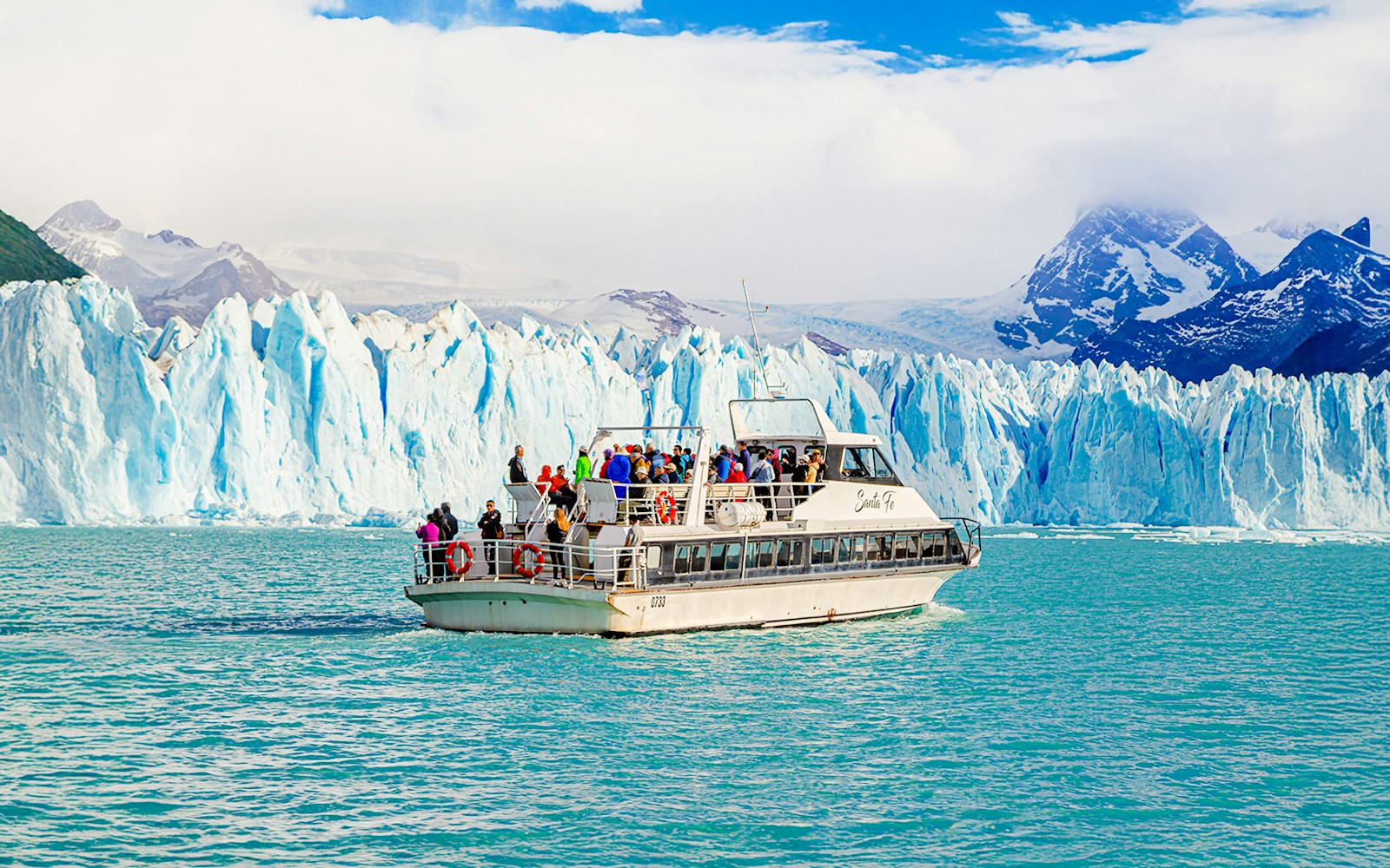 Cruise boat in front of Perito Moreno Glacier, Argentina.