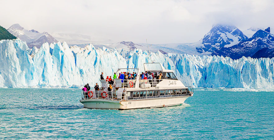 Cruise boat in front of Perito Moreno Glacier, Argentina.