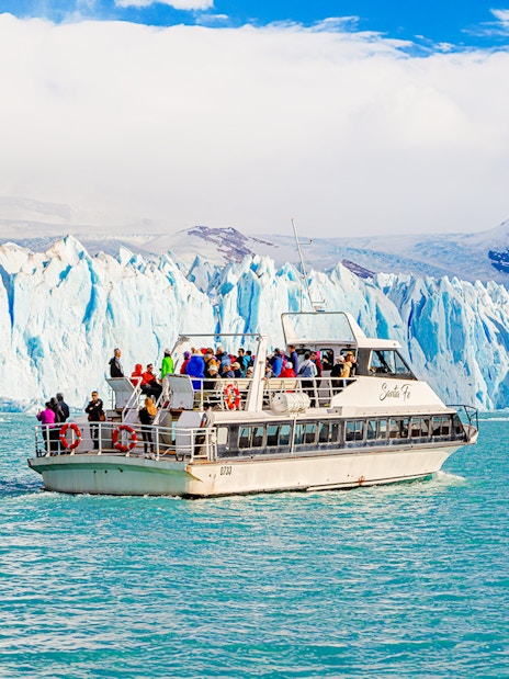 Cruise boat in front of Perito Moreno Glacier, Argentina.
