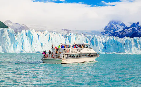 Cruise boat in front of Perito Moreno Glacier, Argentina.