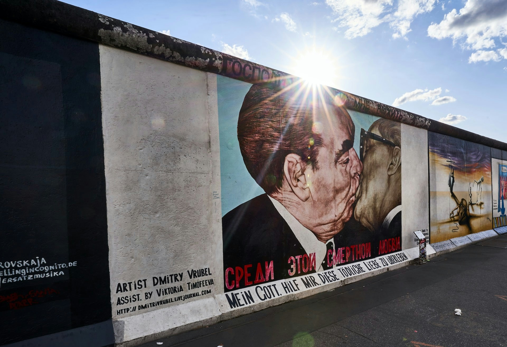 Ein Teil der East Side Gallery in Berlin mit dem berühmten Wandgemälde „Bruderkuss“ unter Sonnenschein.