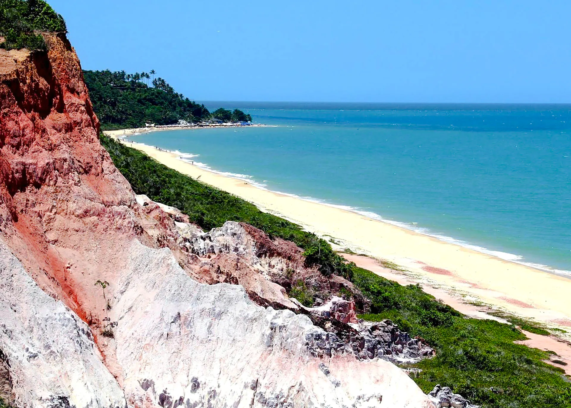 Cliffs and beach at Arraial d'Ajuda, Porto Seguro, with ocean view.
