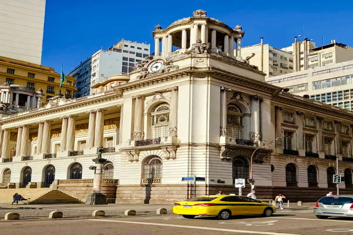 Historic building in Rio de Janeiro's Old Center, featuring neoclassical architecture.