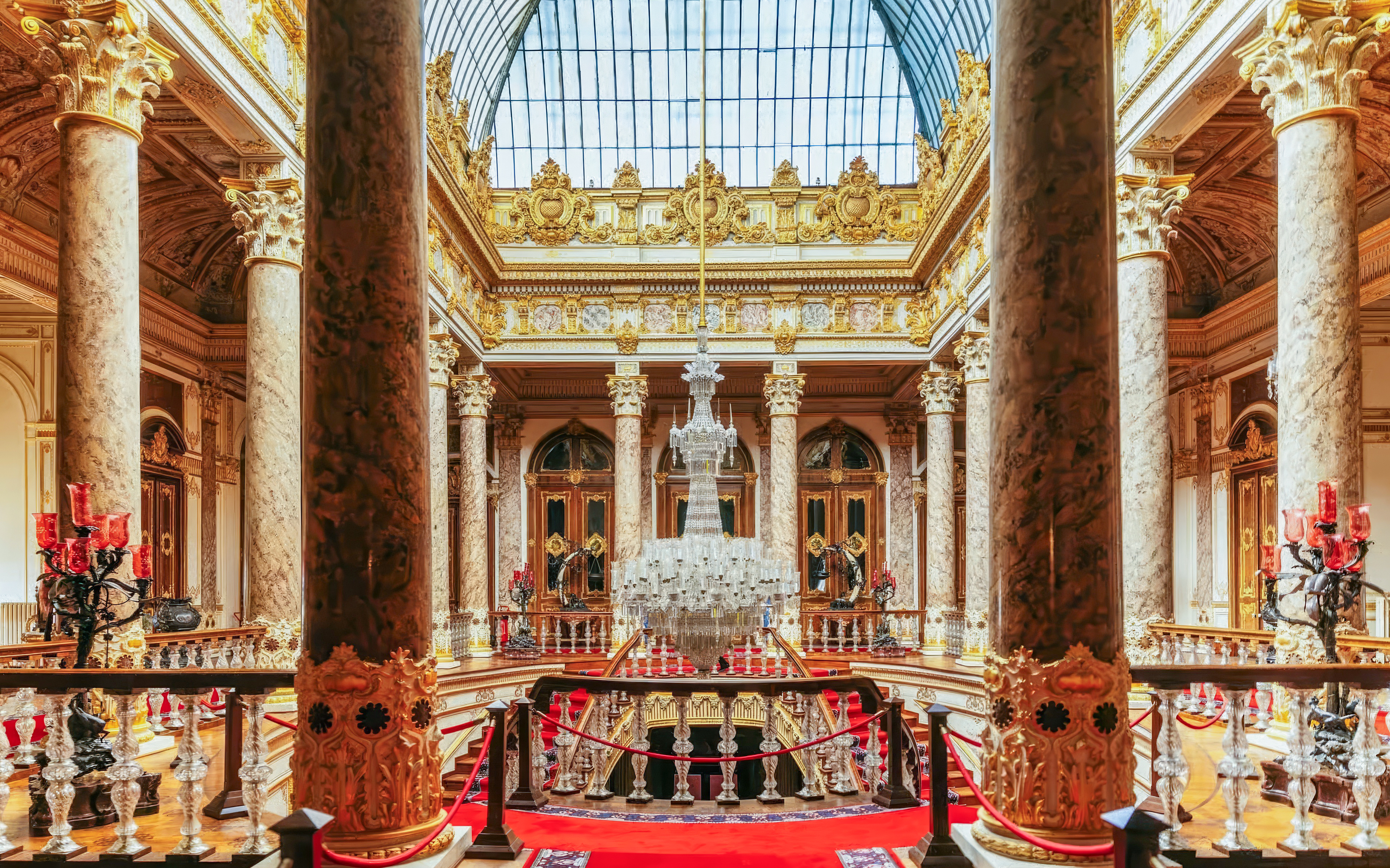 Crystal Staircase in Dolmabahce Palace, Istanbul, with ornate columns and chandelier.