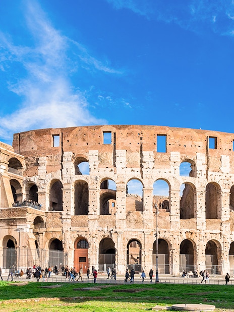 Colosseum exterior with tourists, part of the Palatine Hill & Roman Forum guided tour in Rome.