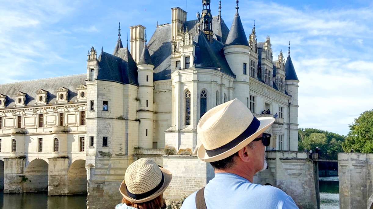 Visitors viewing Château de Chenonceau on Chambord and Chenonceau Tour.