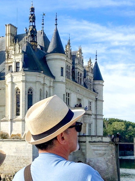 Visitors viewing Château de Chenonceau on Chambord and Chenonceau Tour.