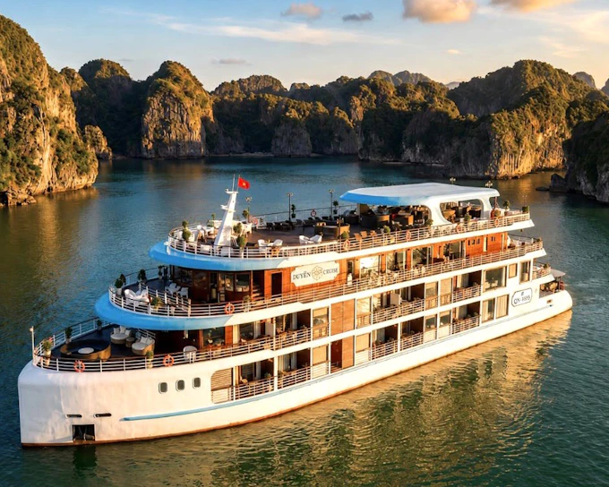 Ha Long Bay: 2D1N 5-Star Premium Cruise with Sung Sot Cave