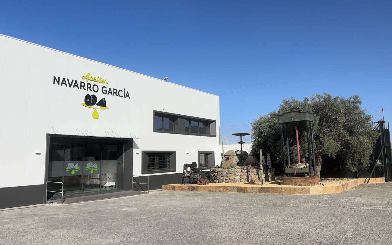 Navarro García outlet in Granada with olive oil mill equipment in Lecrín Valley.