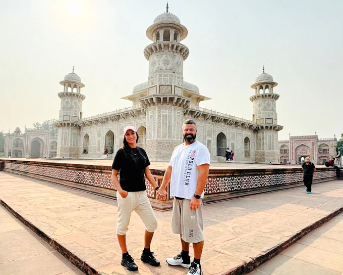 From Delhi: Taj Mahal Sunrise & Agra Fort Private Day Trip