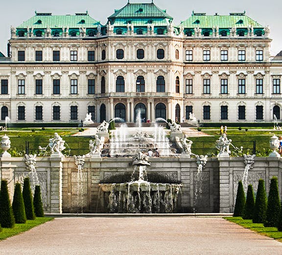 Schloss Belvedere in Vienna with ornate fountains and manicured gardens.