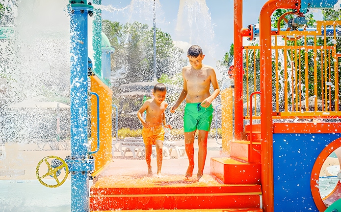 Children playing in water at Zona Infantil, Aquopolis.