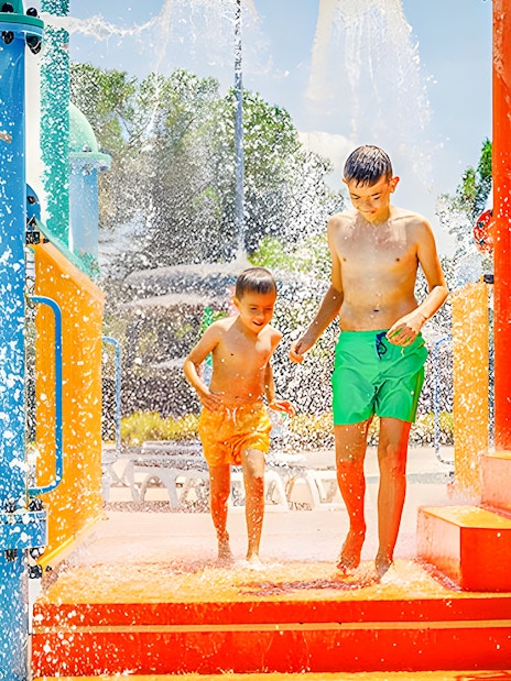 Children playing in water at Zona Infantil, Aquopolis.