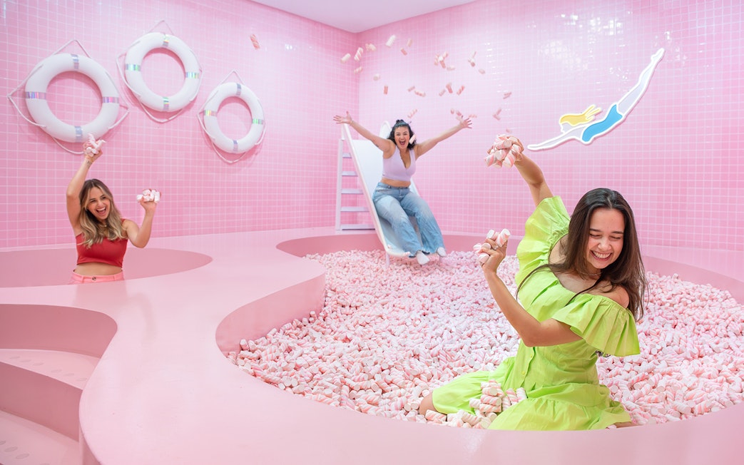 Visitors enjoying the Pink Beach at the WONDR Experience in Amsterdam.