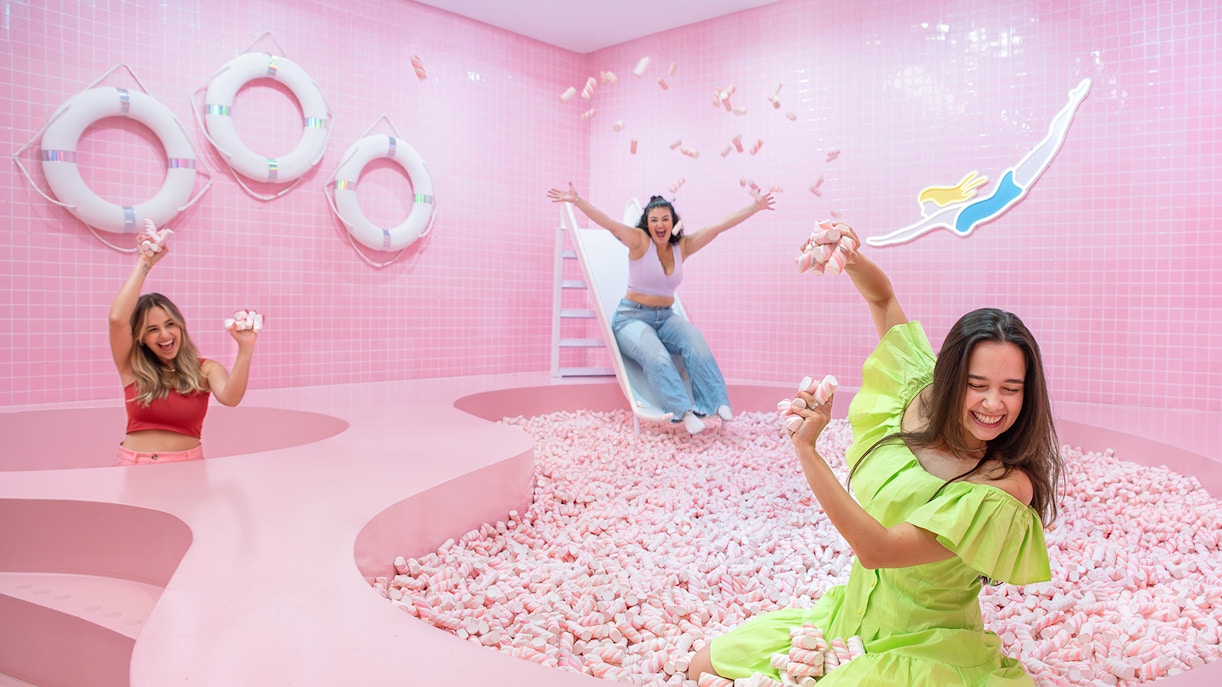 Visitors enjoying the Pink Beach at the WONDR Experience in Amsterdam.