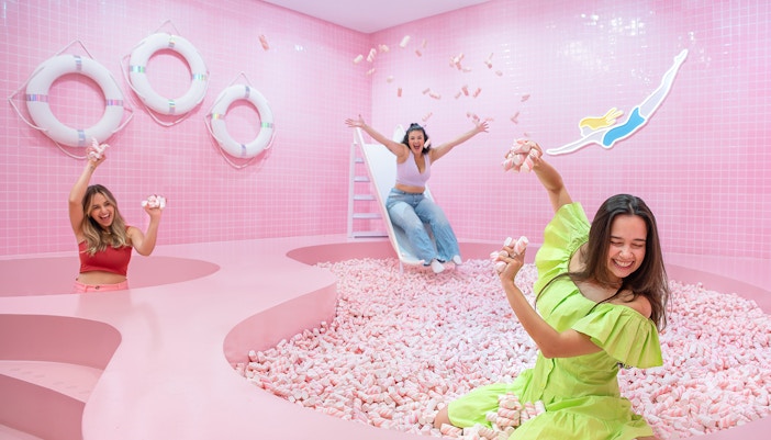 Visitors enjoying the Pink Beach at the WONDR Experience in Amsterdam.