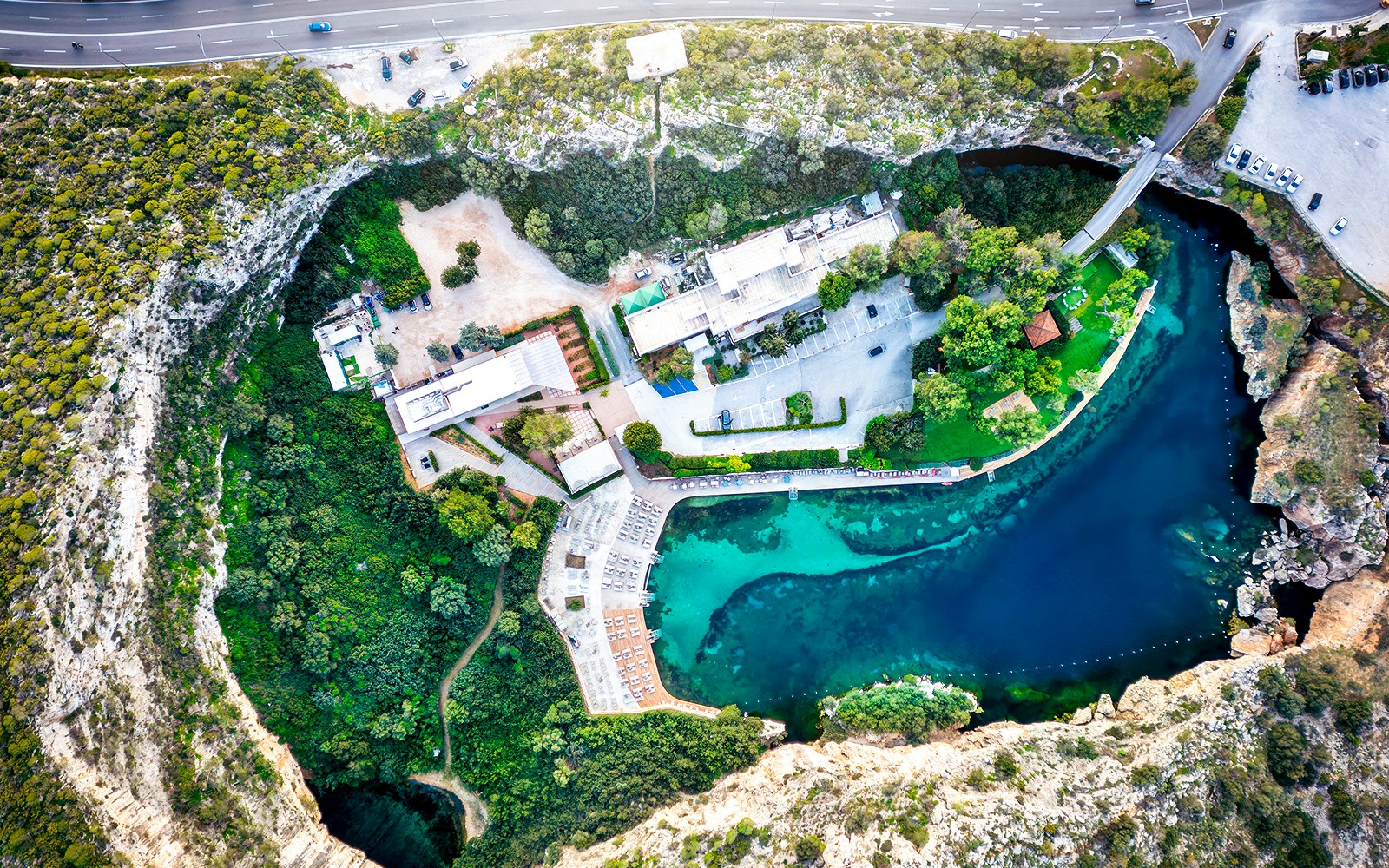 Vista del lago Vouliagmeni desde el autobús turístico de Atenas.